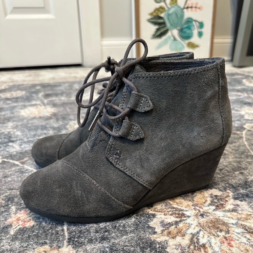 Tom’s Wedge Booties Gray Suede Women’s 7.5 EUC Tie Lace Closure Ankle Boots